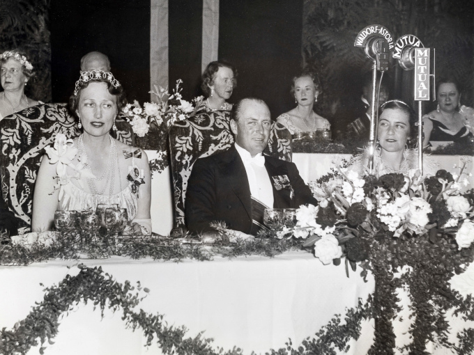 Kronprinsesse Märtha bærer sin mors diadem ved en gallamiddag på Waldorf Astoria i New York i 1939. Bildet er tilgjengelig for nedlastning i pressealbumet. Foto: De kongelige samlinger